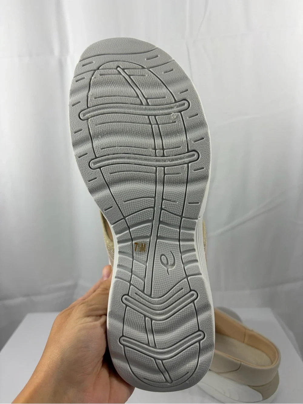 NWT Easy Spirit Women’s Size 7.5 Beige Slip-On Shoes